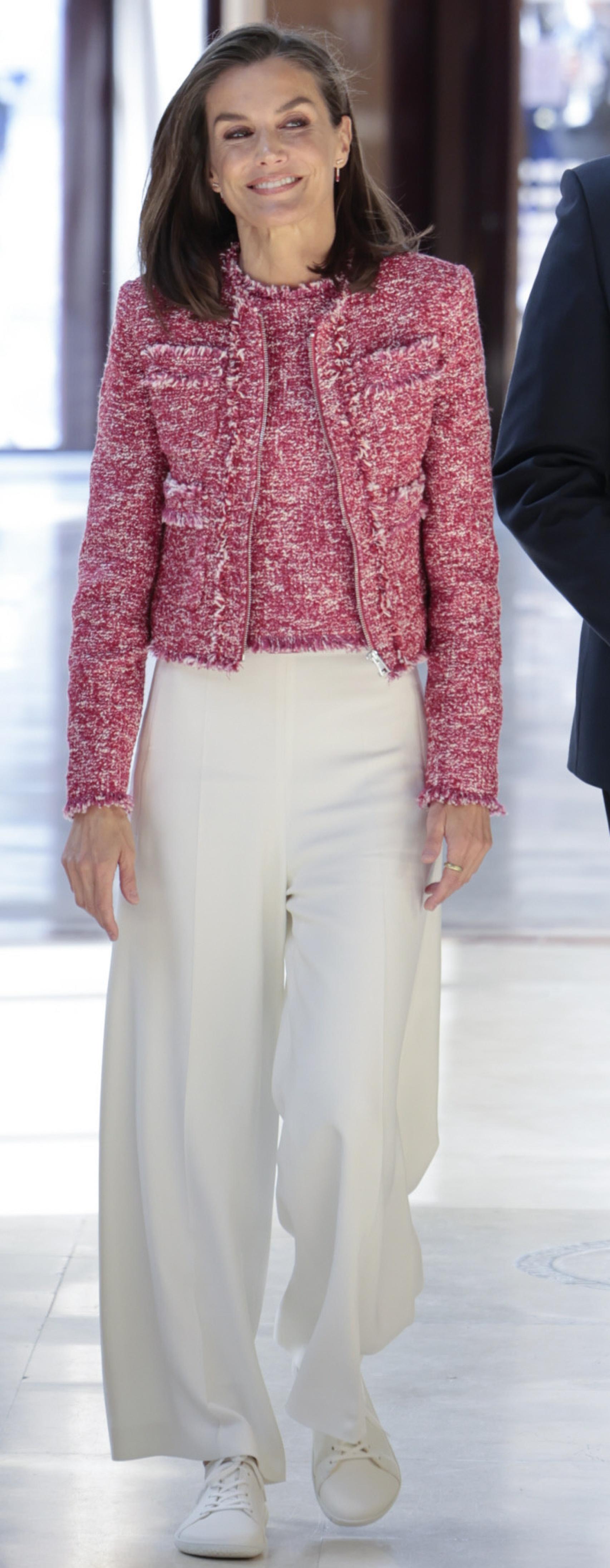 La Reina sigue usando zapatillas por su lesión en el pie.