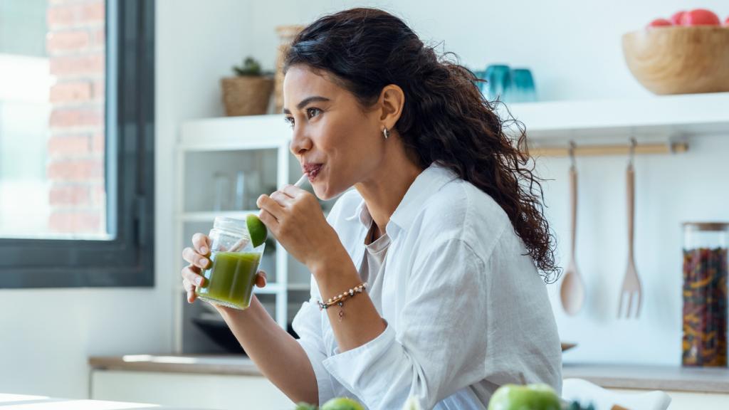 Mujer tomando un batido.