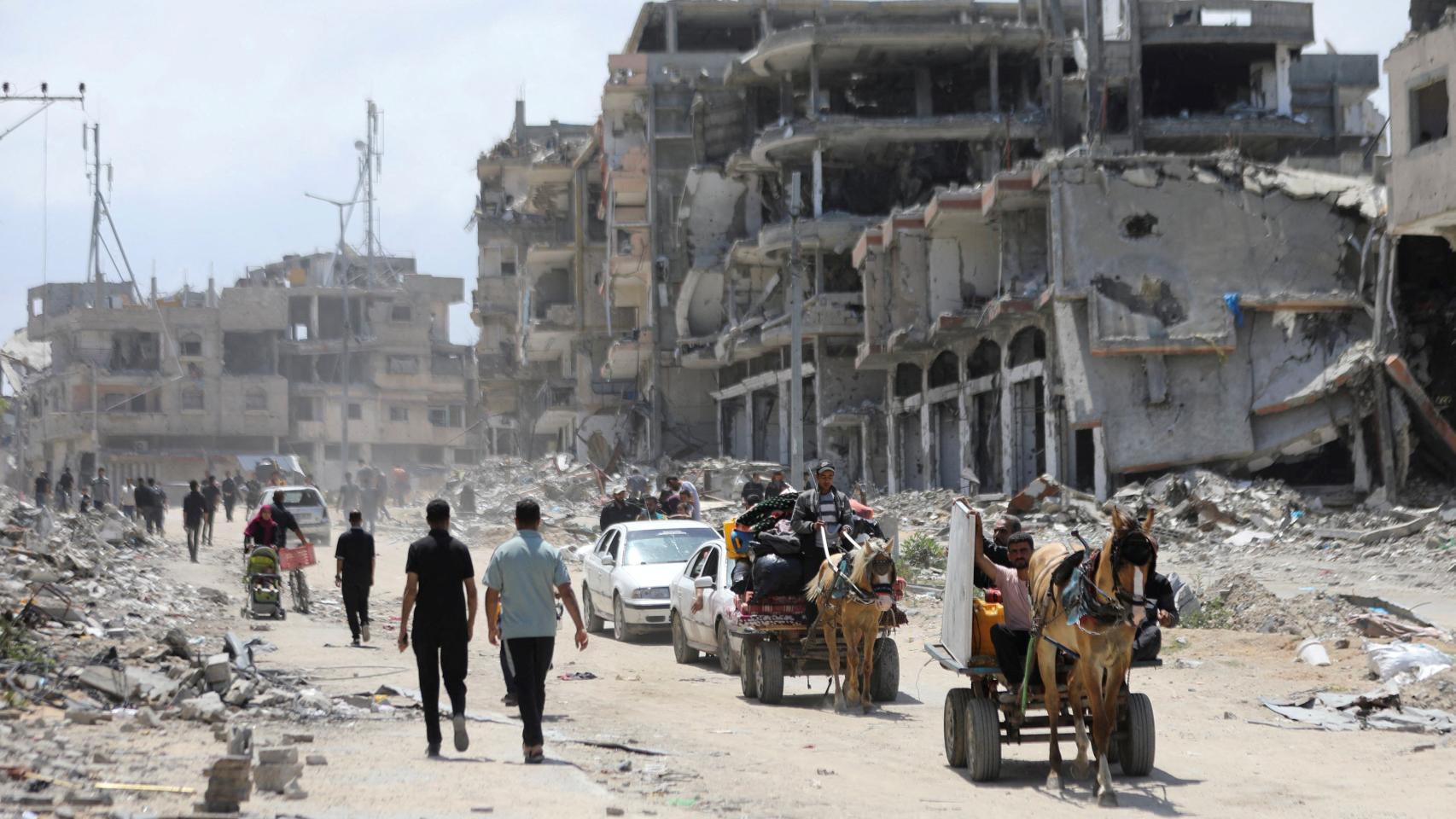 Varias personas huyen de Jabalía después de que el Ejército israelí pidiera a los residentes que evacuaran.