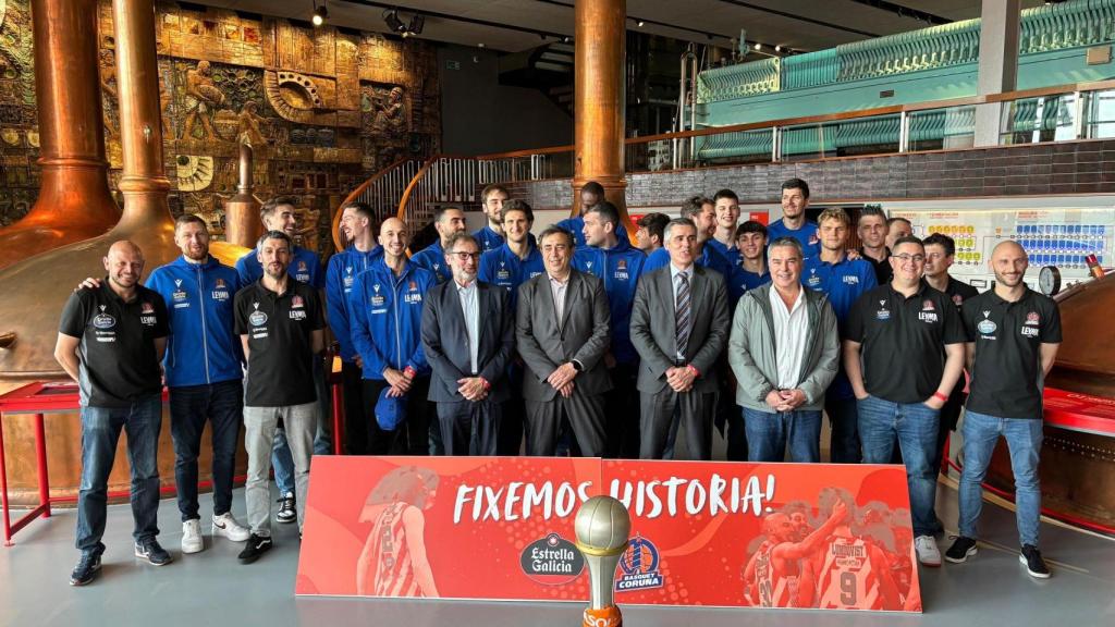 Plantilla, cuerpo técnico y directiva del club en el MEGA