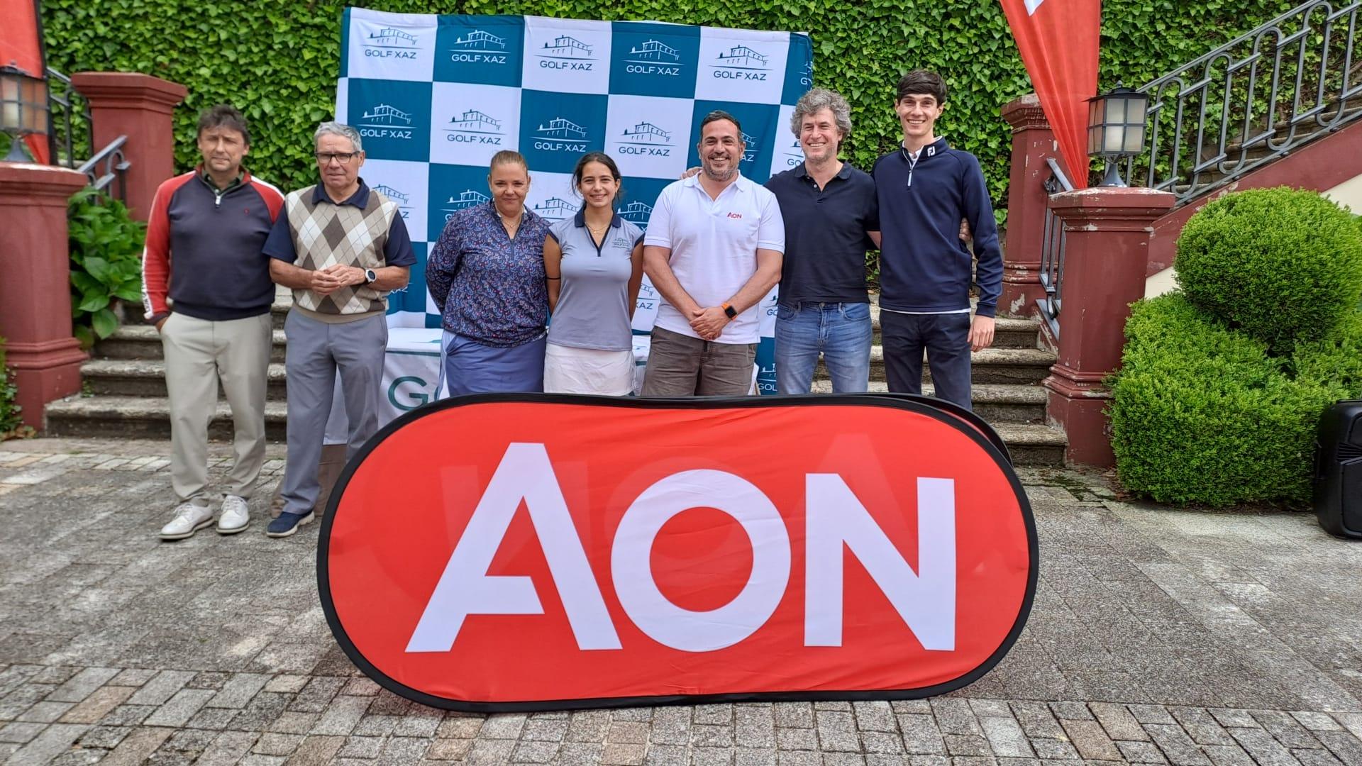Los ganadores con el director comercial de la zona norte de AON, Pedro de Torres Belando.