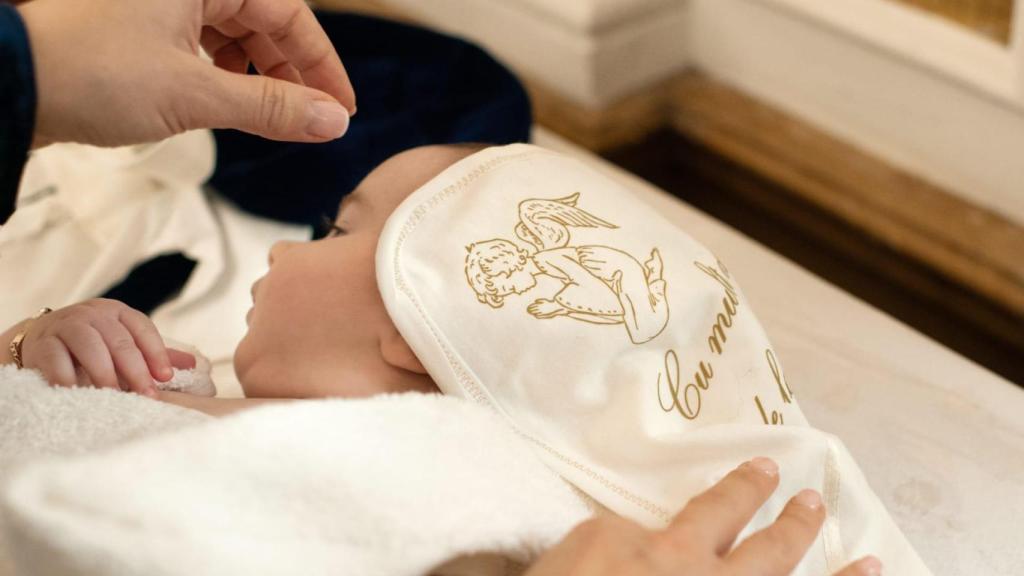 Bebé durante el bautismo.