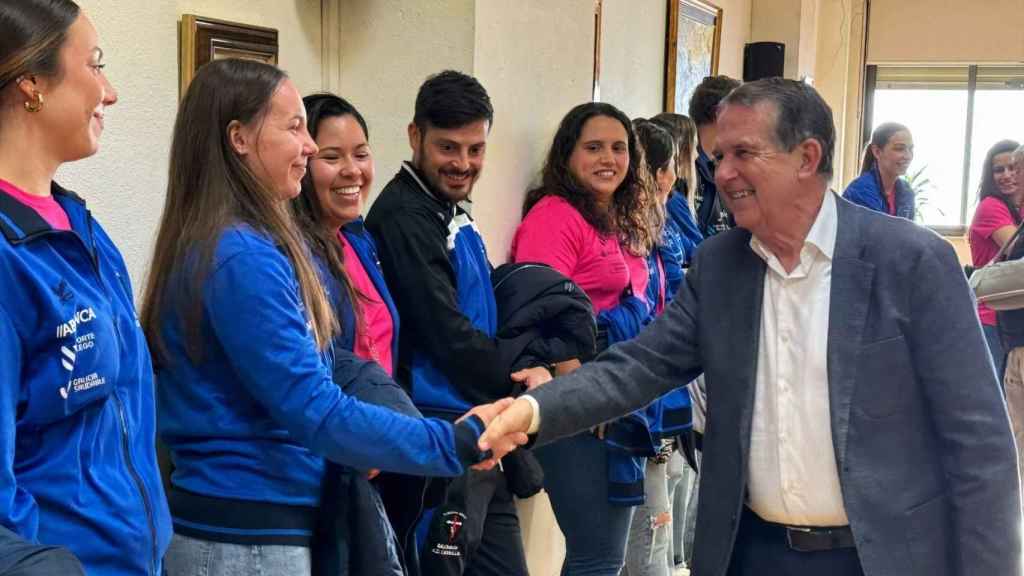 Abel Caballero con las jugadoras del Carballal.