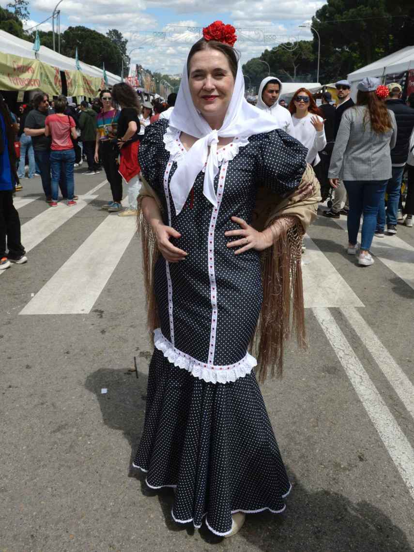 La delegada de Cultura con el traje de chulapa confeccionado por APRAMP.