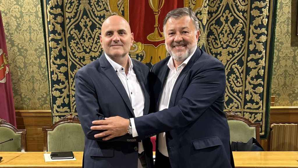 El alcalde de Cuenca, Darío Dolz, y el portavoz de la Junta Gestora de la UB Conquense, Alberto Asensi. Foto: Ayuntamiento de Cuenca.