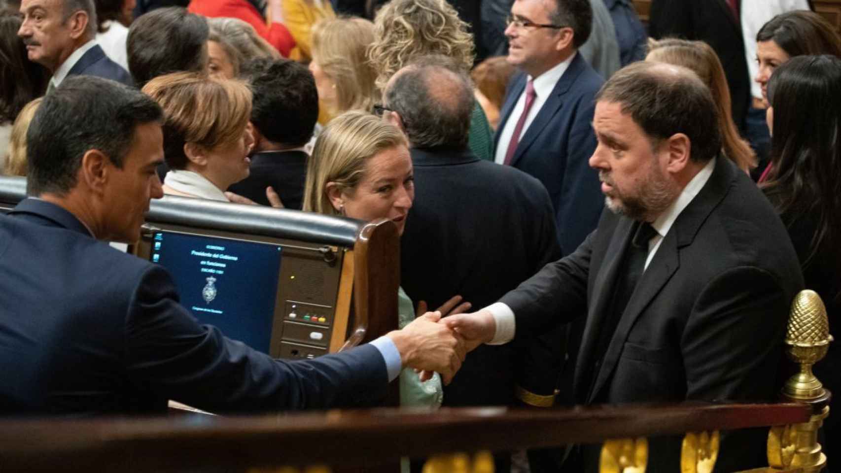 Pedro Sánchez y Oriol Junqueras, estrechándose la mano en el Congreso de los Diputados.