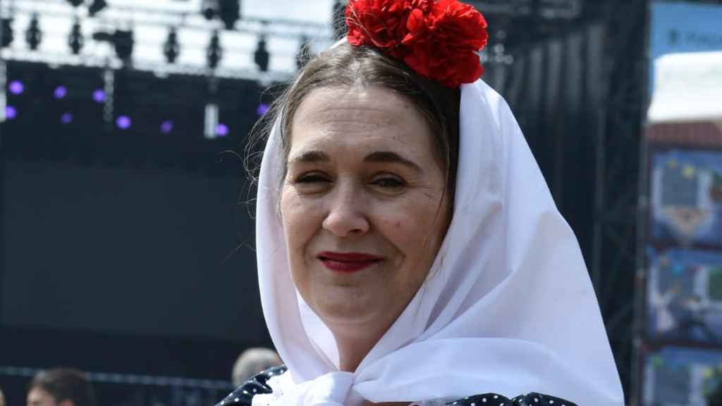 Marta Rivera de la Cruz luce traje de chulapa confeccionado por APRAMP.