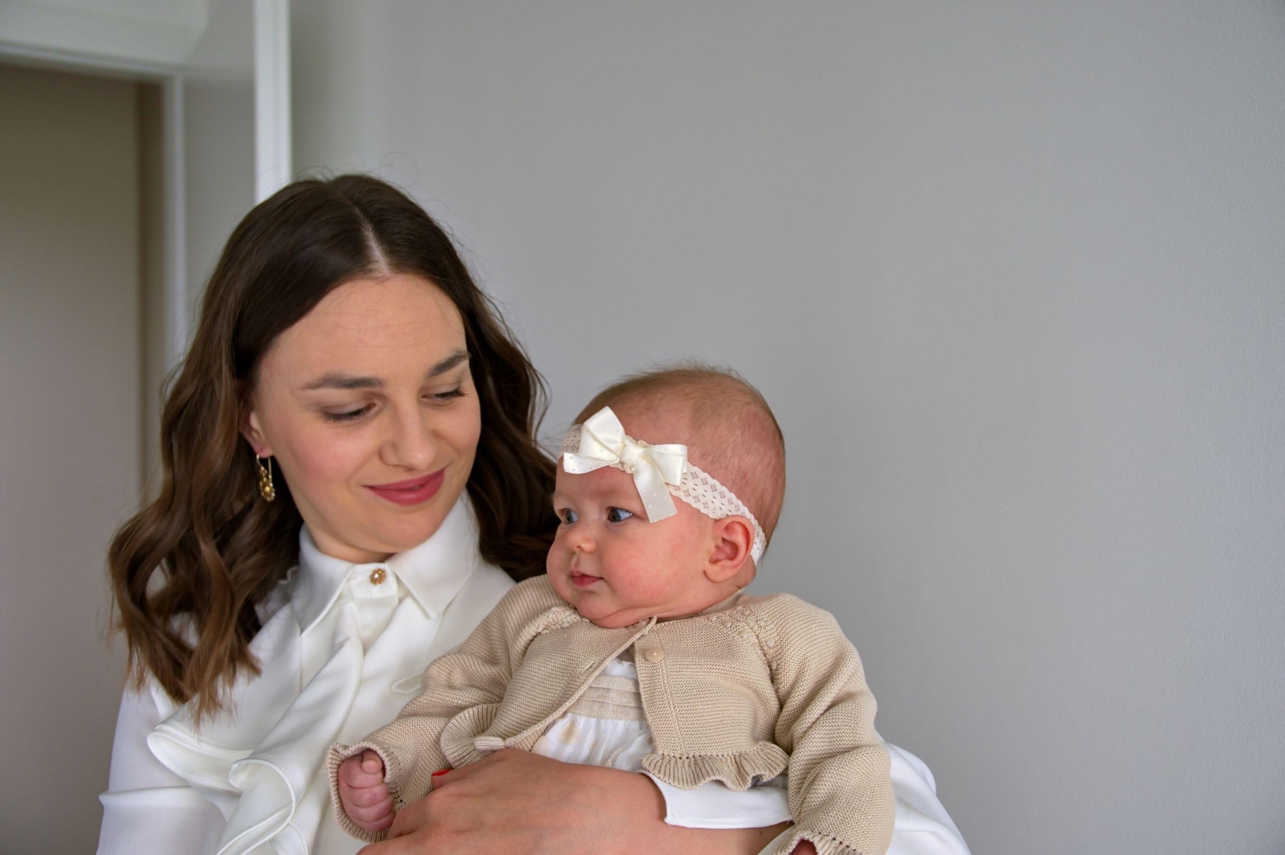 Foto de archivo de madre sosteniendo a bebé (Shutterstock).