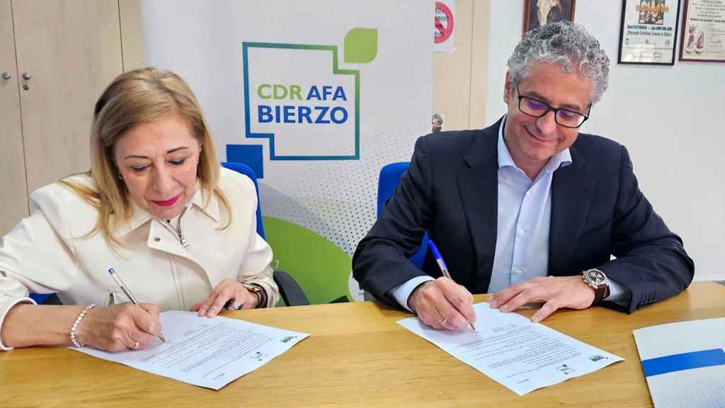 Firma del convenio entre las dos entidades.