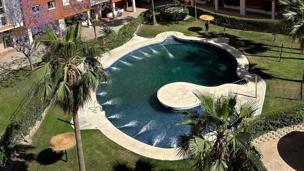 Una piscina rellenándose en Málaga.