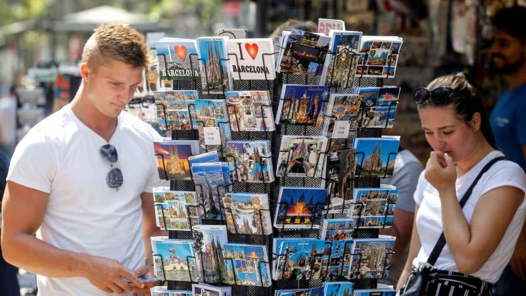 Dos turistas en Barcelona.