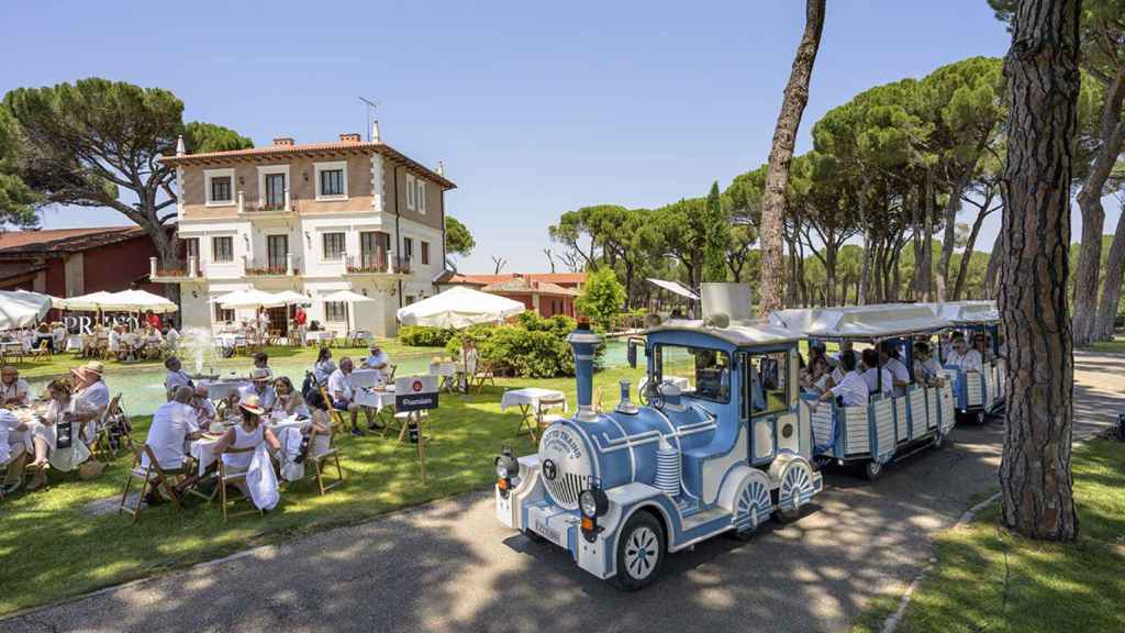 Un paseo en tren por la finca para conocer todos sus rincones