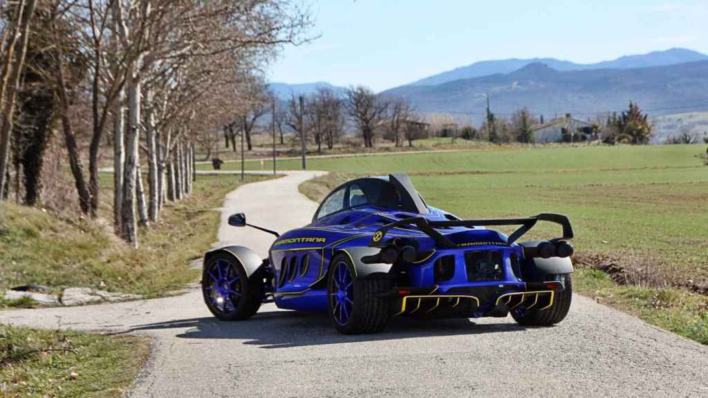 Vista trasera de un superdeportivo Tramontana azul, uno de los pocos ejemplares en circulación.