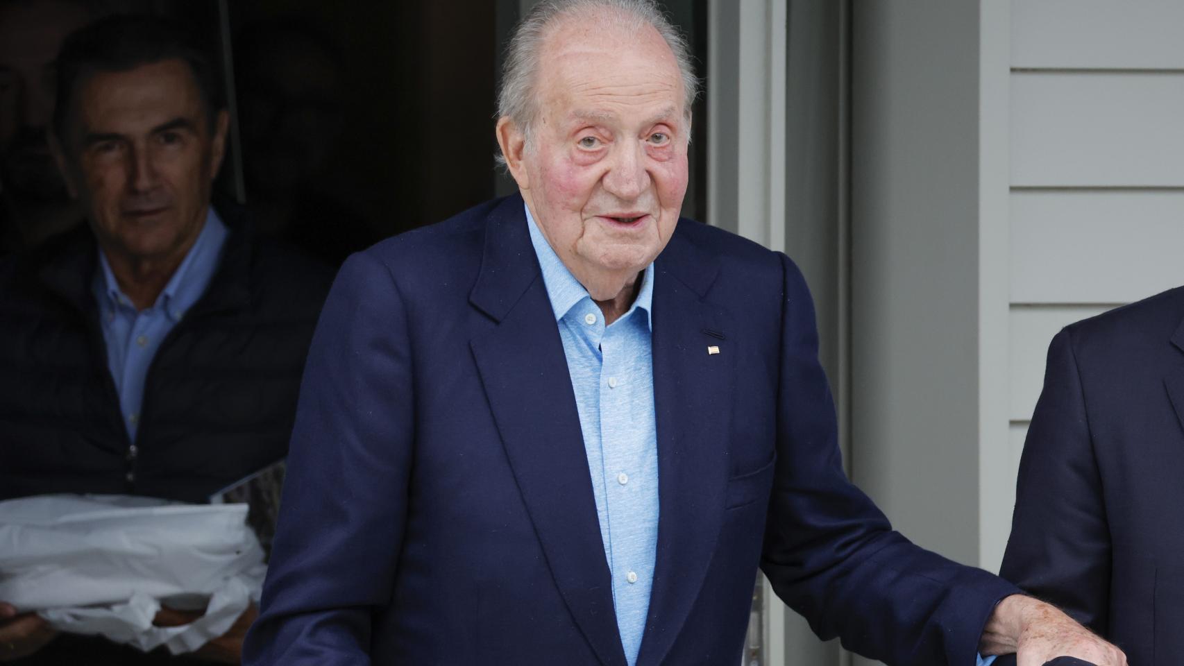 Juan Carlos I, a la salida de un restaurante en Galicia.