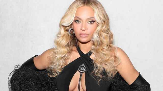 Beyoncé en el 50 cumpleaños de Lenny Santiago con vestido de Lapointe y sandalias de Loewe.