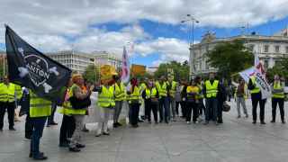 Vecinos de Montecarmelo entregan firmas en Cibeles contra el cantón de limpieza.