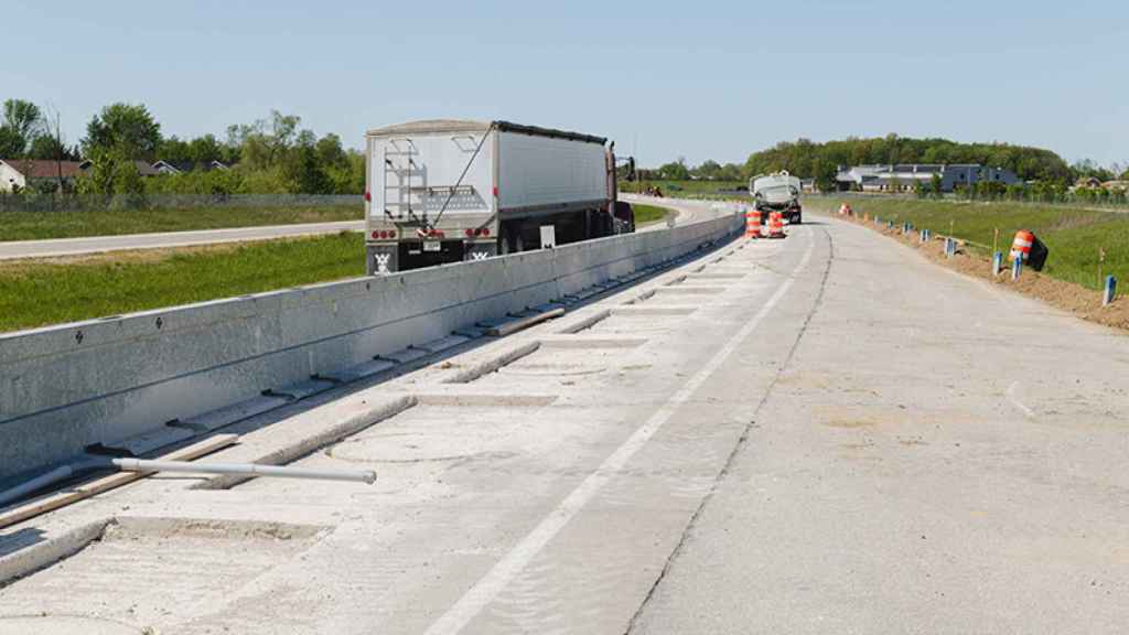 Construcción del tramo de carretera cargando un camión eléctrico en Indiana.
