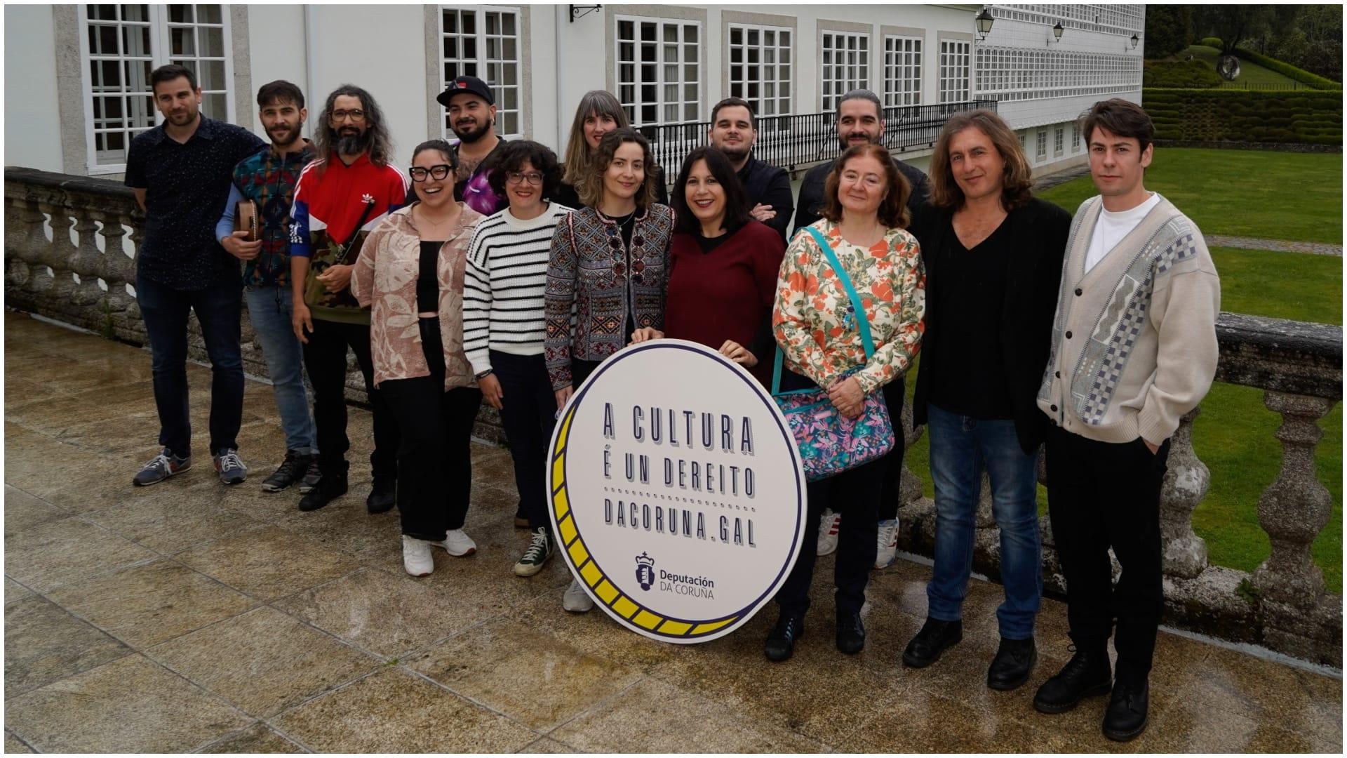 Laura M. Mateo cos compañeiros das Residencias Artísticas (Deputación da Coruña).