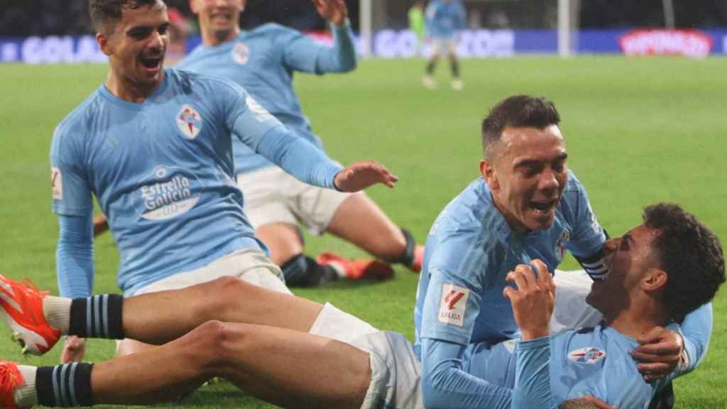 Damián y Aspas celebran el gol de la victoria con Hugo Álvarez.