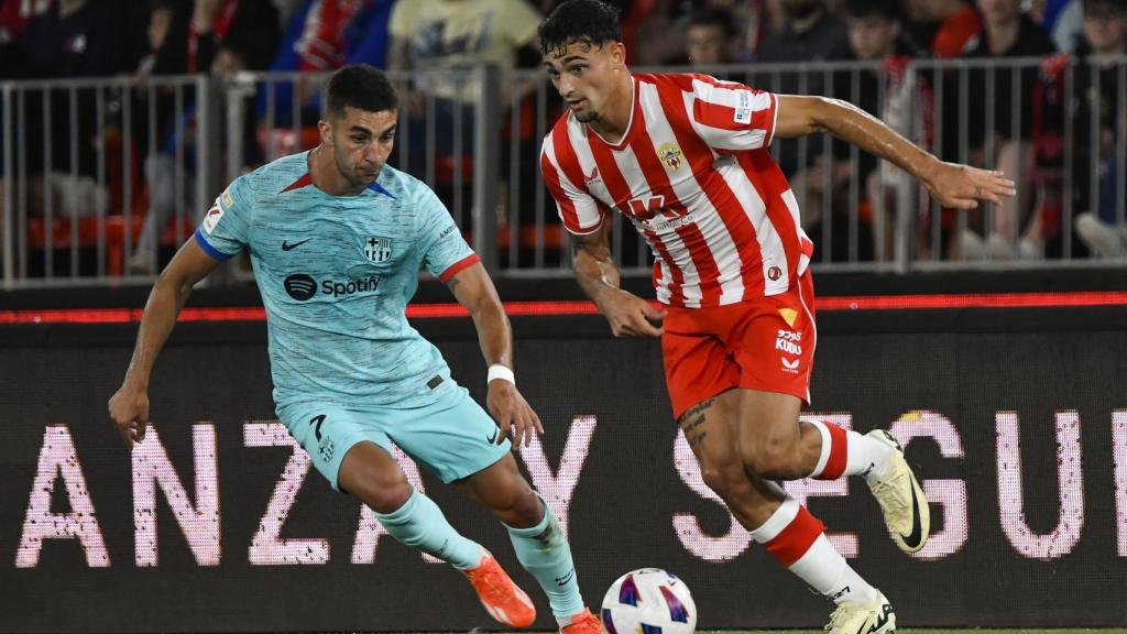 Pubill se lleva el balón ante Ferran Torres.