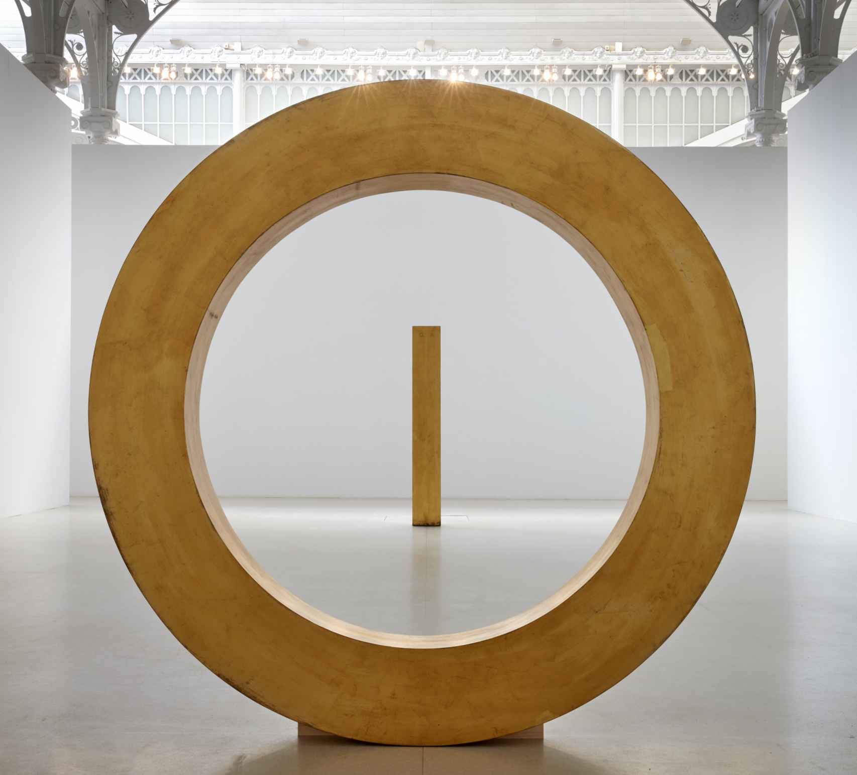 James Lee Byars: 'The Door of Innocence',  1986-89, y 'The Figure of Question is the Room', 1986. © The Estate of James Lee Byars. Cortesía de Michael Werner Gallery / Museo Reina Sofía