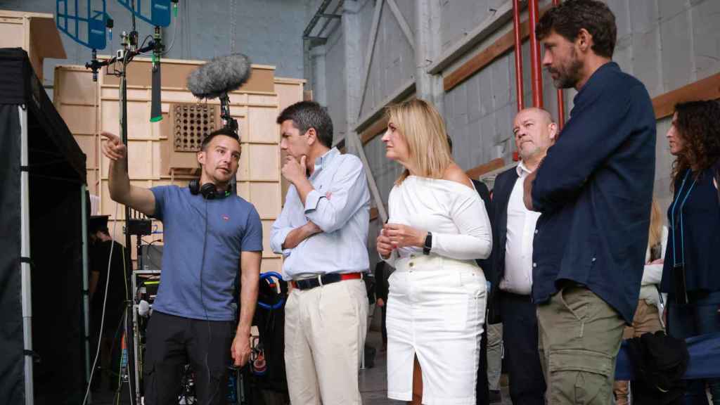 Amenábar, Mazón, Montes y Crespo este viernes durante la visita al rodaje.