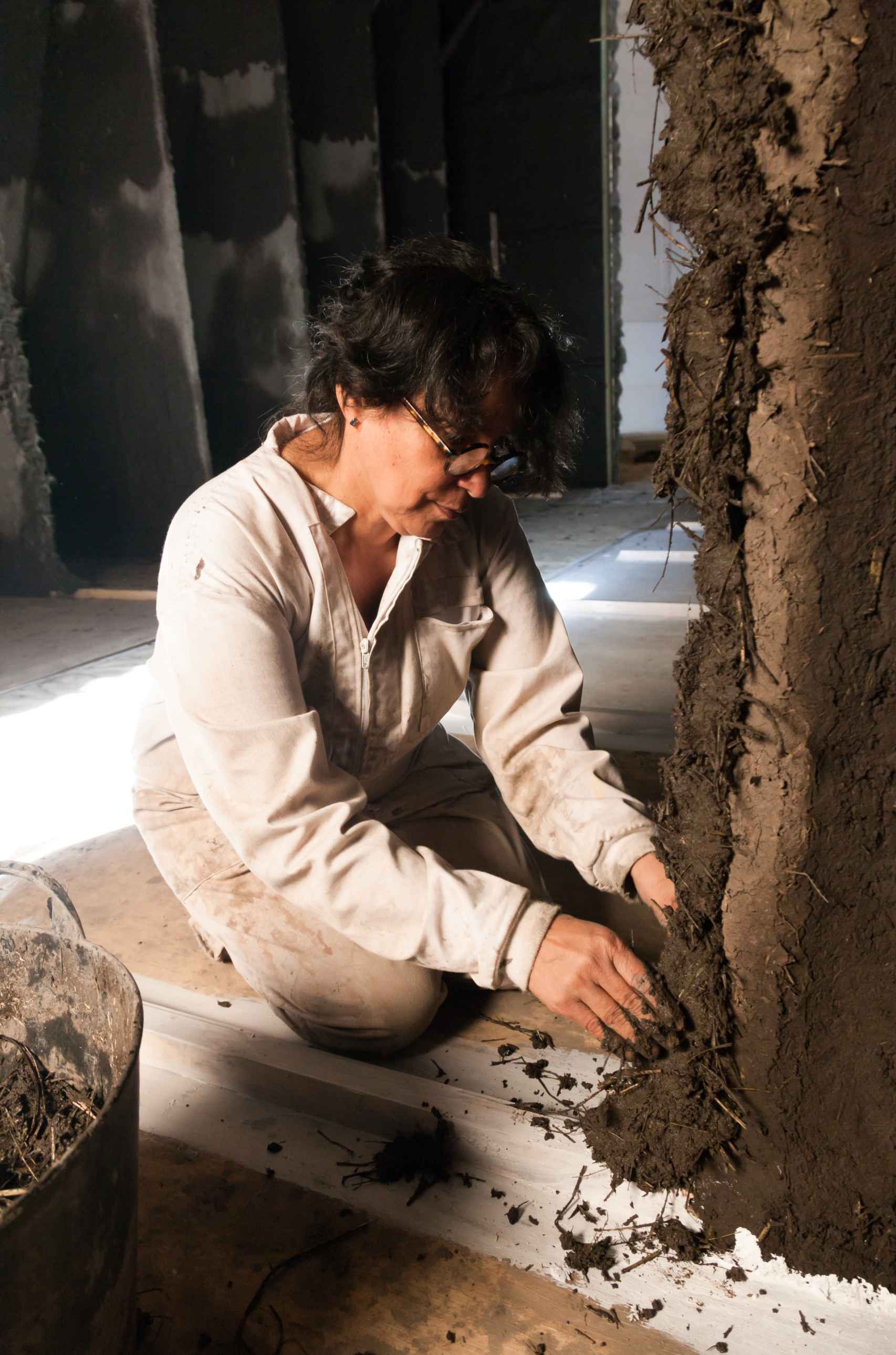 Delcy Morelos trabajando durante el montaje en el CAAC. Foto: Pepe Morón