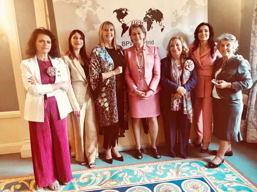 Mujeres y representantes en el convenio.