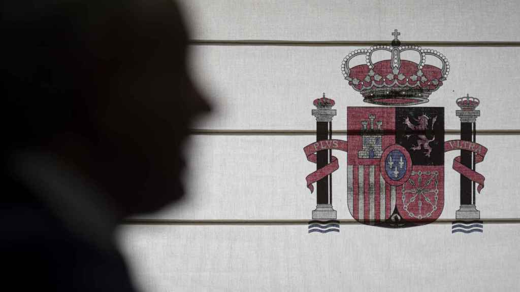 Nicanor Sen con el escudo de España al fondo