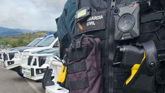 Un Guardia Civil con una pistola laser
