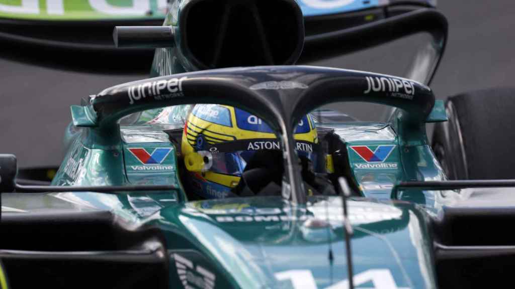 Fernando Alonso, conduciendo su Aston Martin.