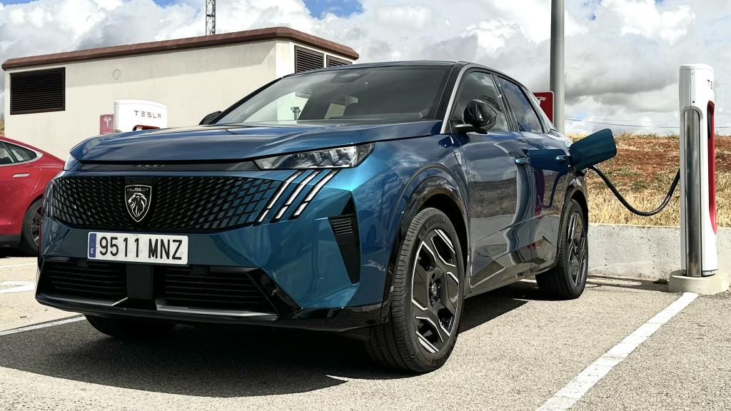 Imagen del Peugeot E-3008 en un punto de recarga.