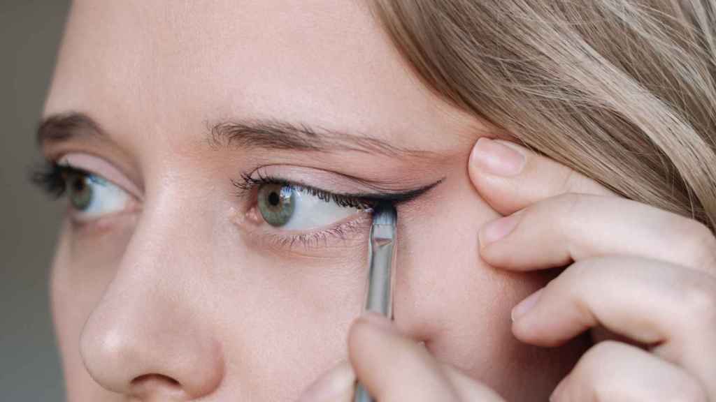 Imagen de una mujer maquillándose.