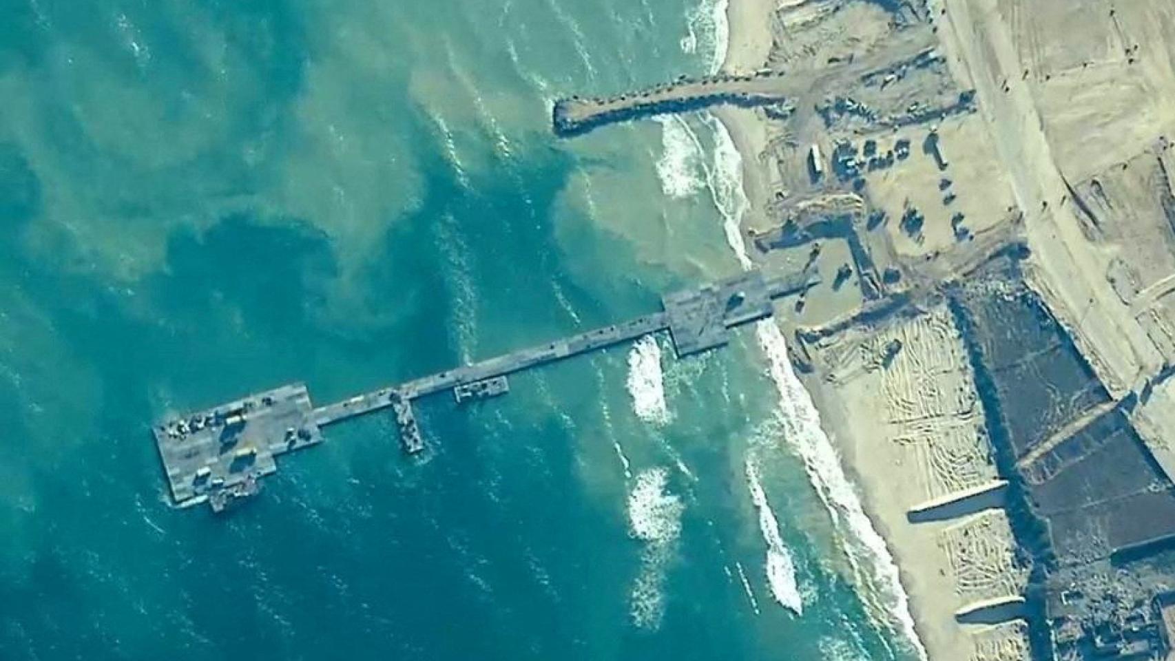 Imagen aérea del muelle temporal para trasportar ayuda humanitaria a Gaza.