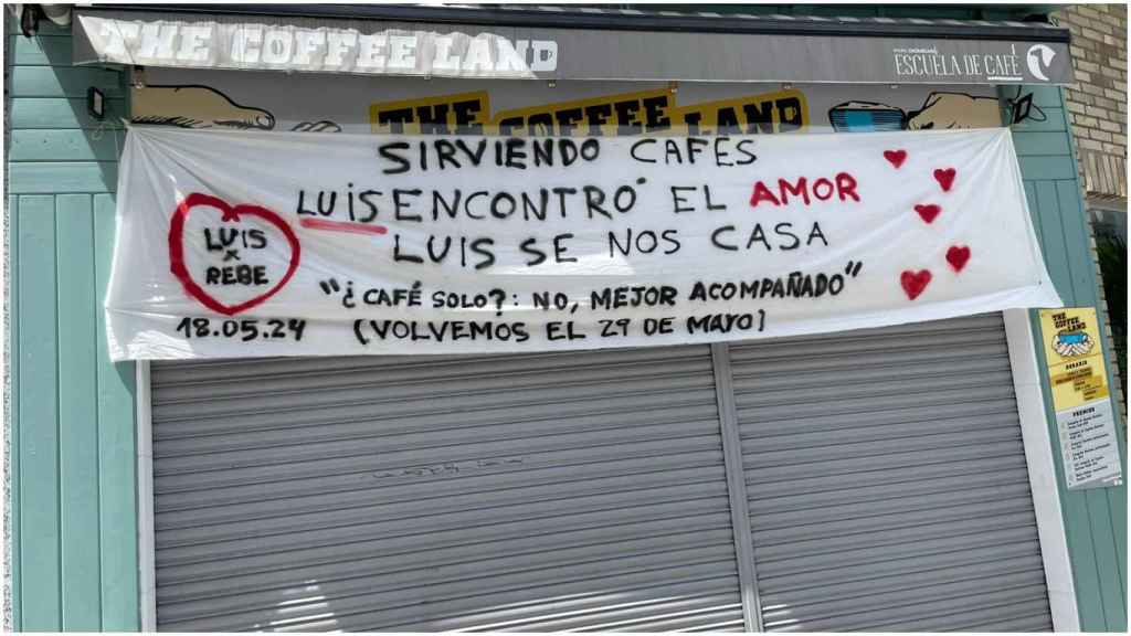 Pancarta colgada en la fachada de The Coffe Land por el cerrado por boda.