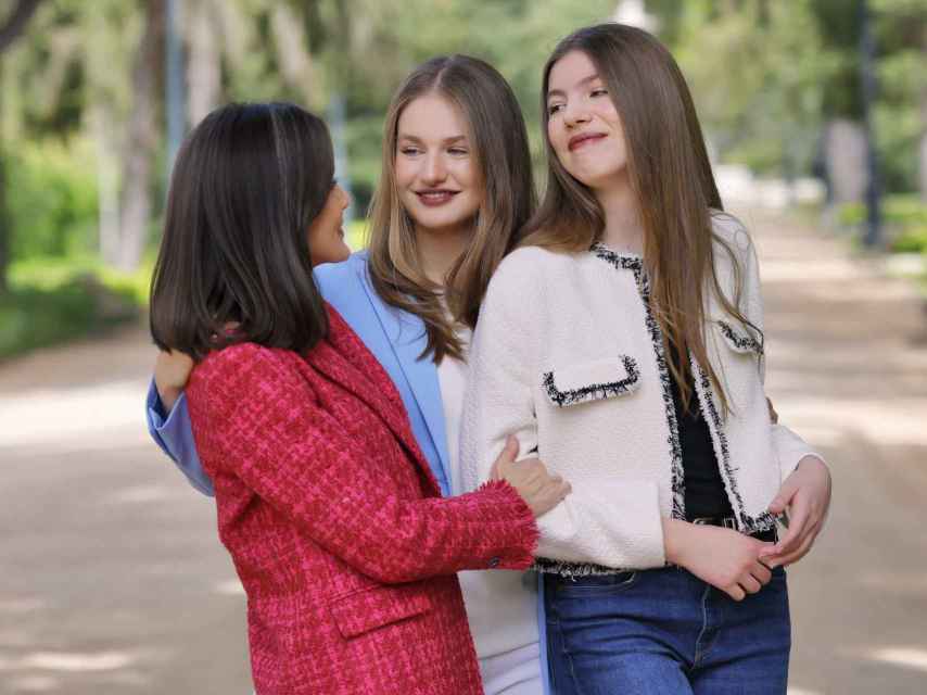 La Reina y sus hijas, en los jardines del Palacio Real.