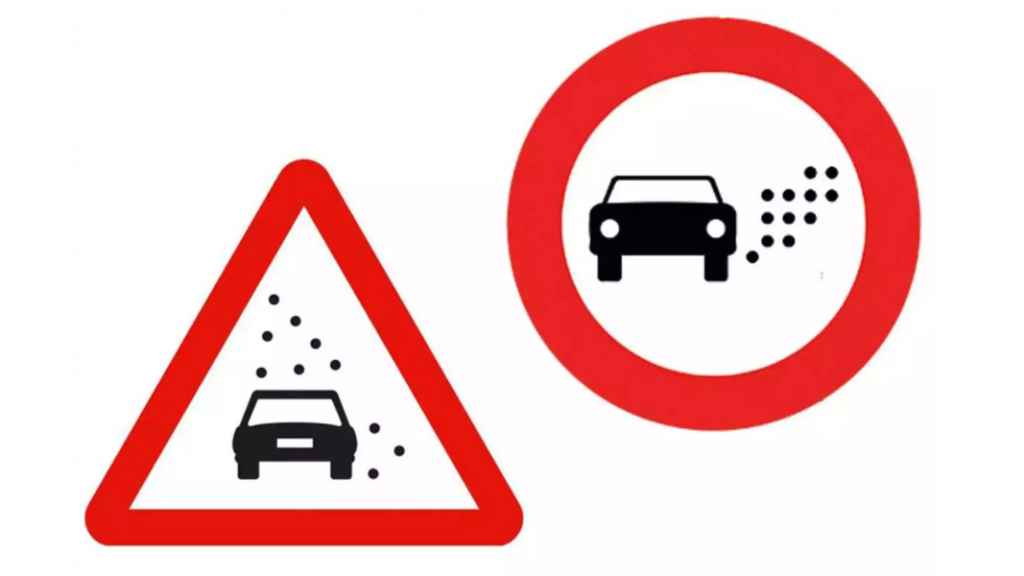 Antigua señal de visibilidad reducida, junto a la R-120.