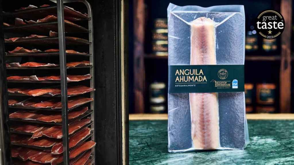 Trucha ahumándose y anguila ahumada.