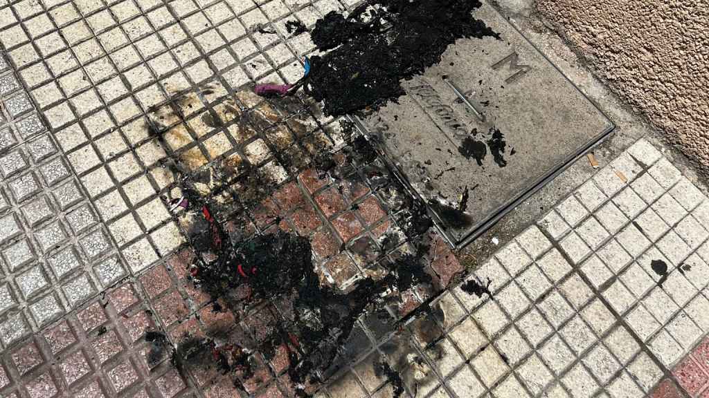 Aparece quemada la bandera LGTBI.