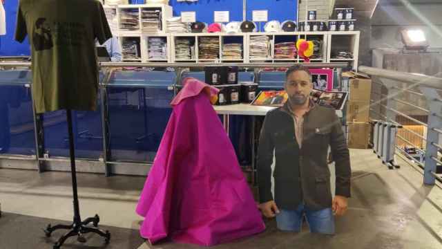 Un cartón con la imagen recortada de Santiago Abascal, en uno de los puestos en el Palacio Vistalegre