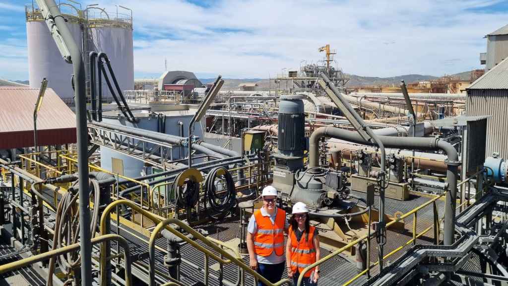 Los socios de Tadia, Diego Hueltes y Pilar Lara, en una instalación industrial.