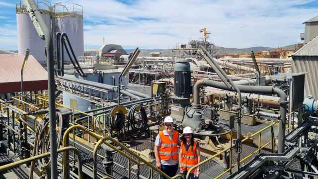 Los socios de Tadia, Diego Hueltes y Pilar Lara, en una instalación industrial.