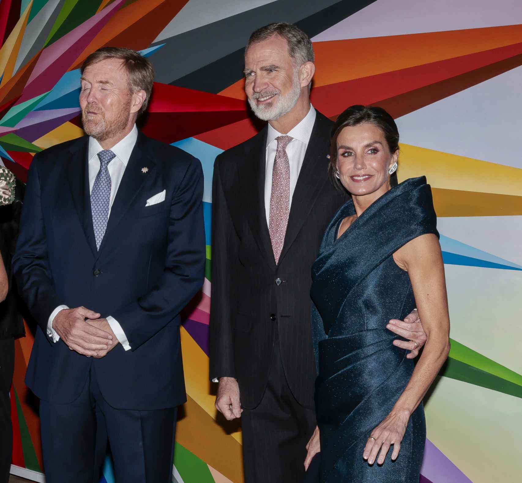 El Rey rodea a su esposa por la cintura en su viaje de Estado a Holanda.