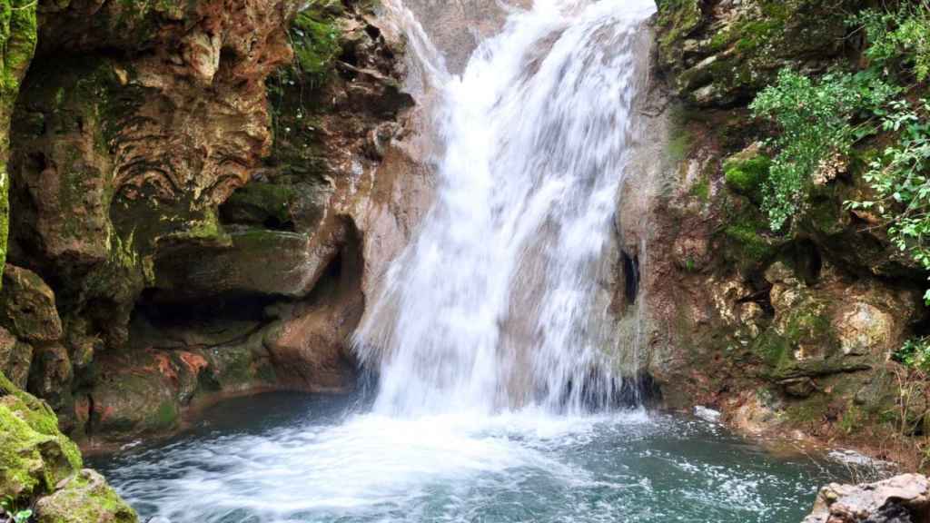 Cascada de los Baños de Popea, en Córdoba, España.