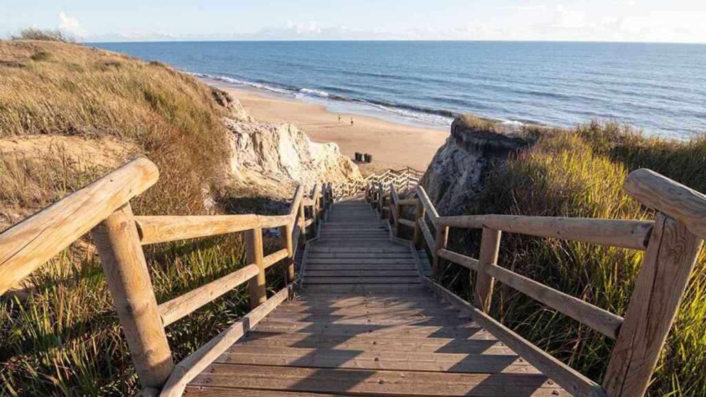 Escalera de bajada a la playa de Cuesta Maneli, en Huelva.