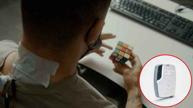 El dispositivo estimula mediante electrodos la zona de la lesión medular.