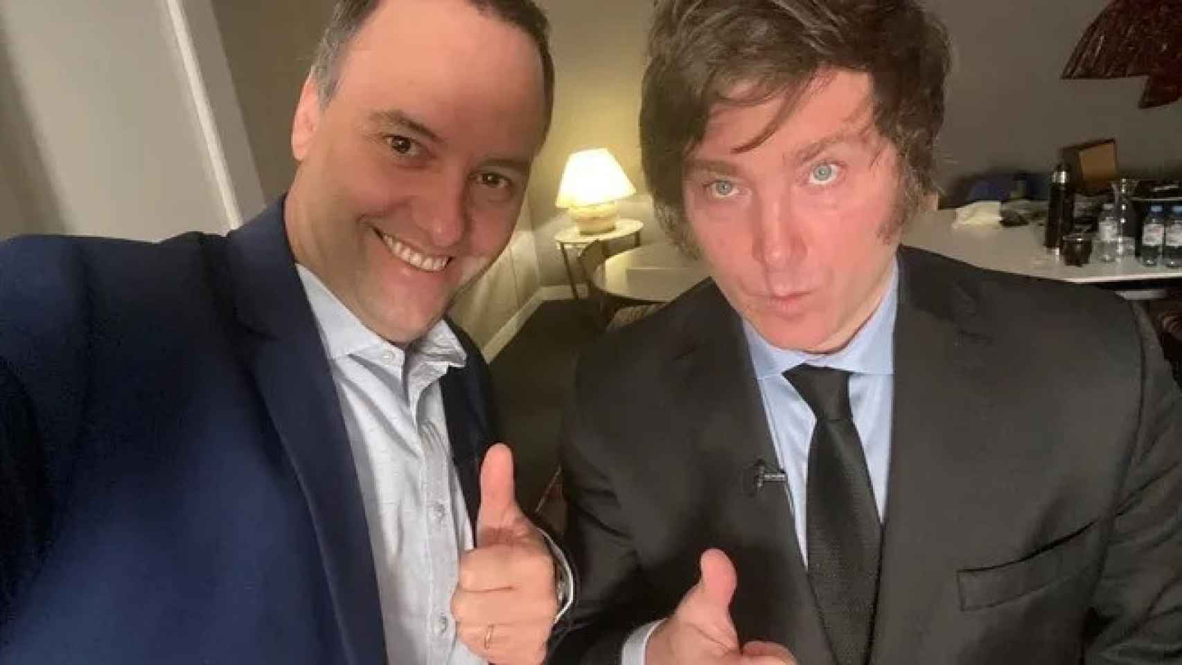 El portavoz oficial, Manuel Adorni, junto al presidente de Argentina, Javier Milei.