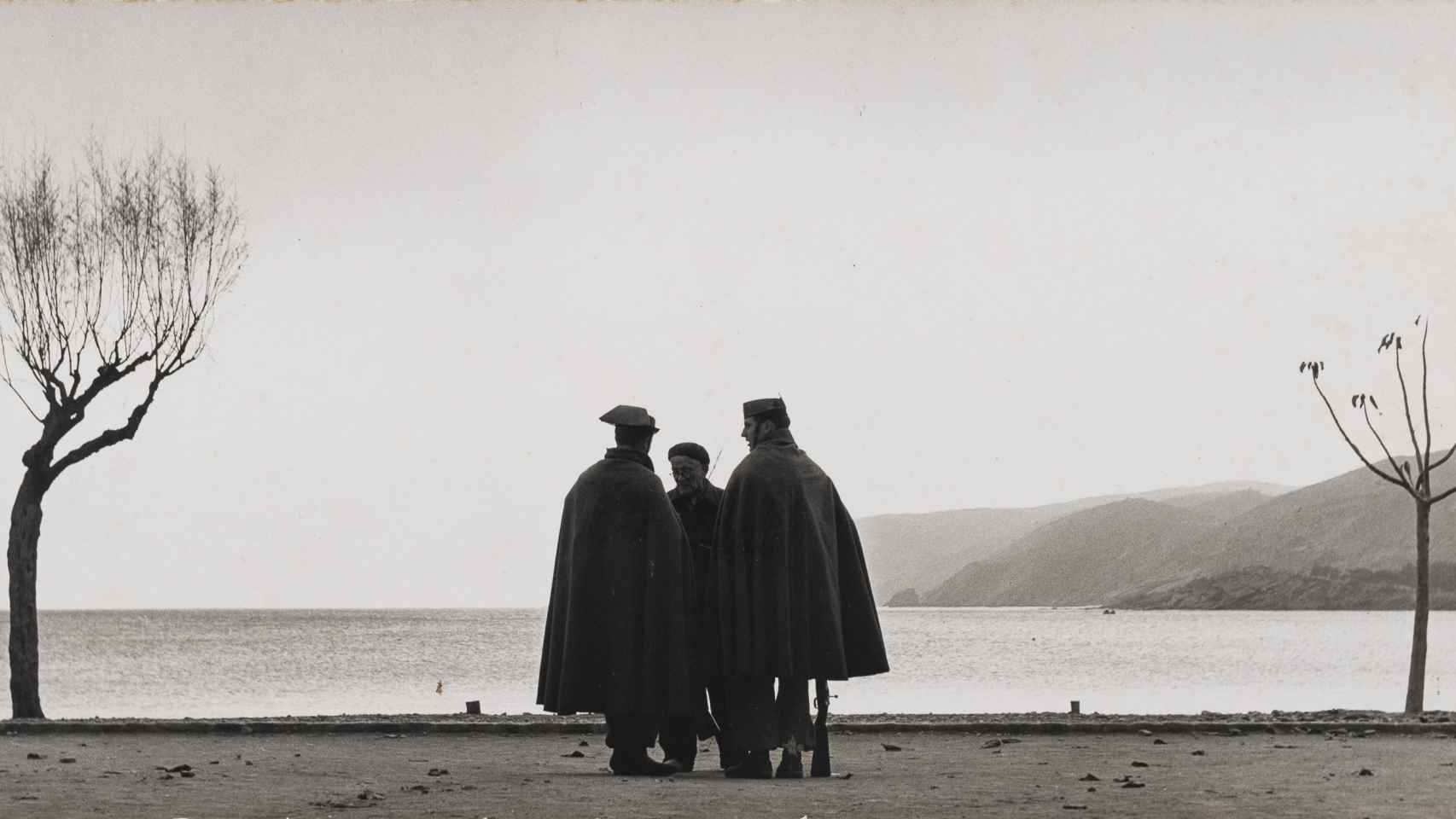 Una pareja de guardias civiles en Cadaqués en 1952.