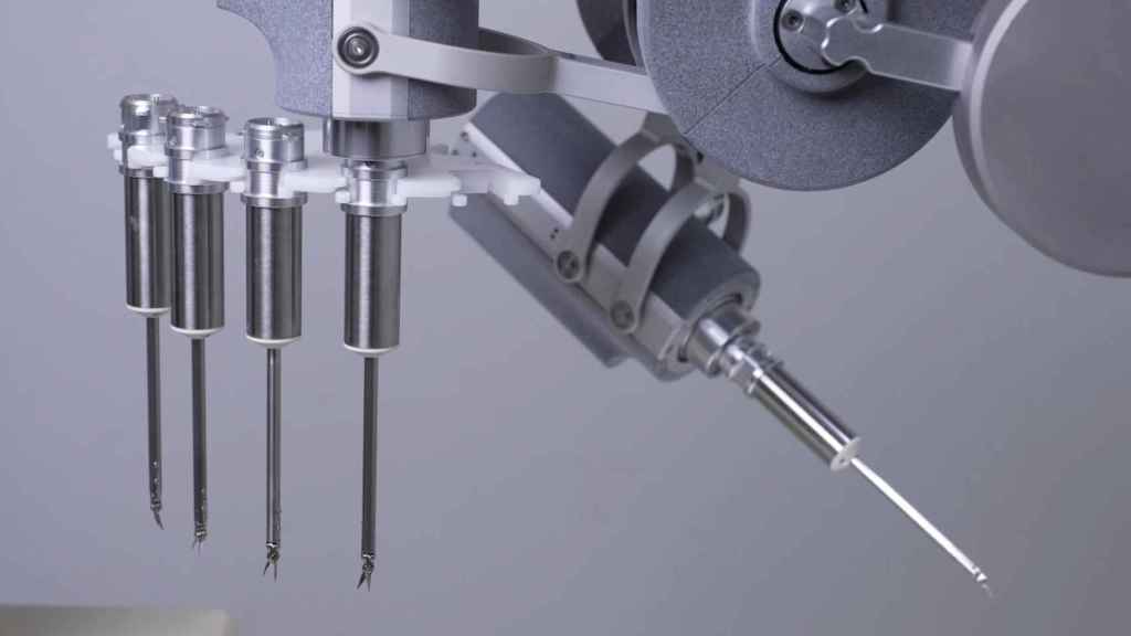 Intercambio de instrumental del robot cirujano