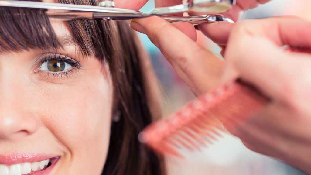 Mujer cortando el pelo.